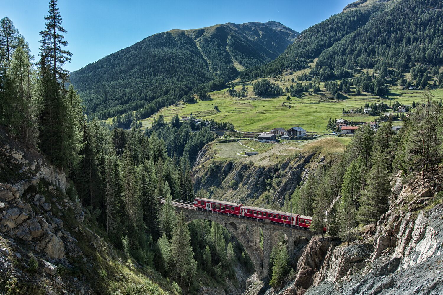 Bernina Express Regiozug auf dem Viadukt Val Mela