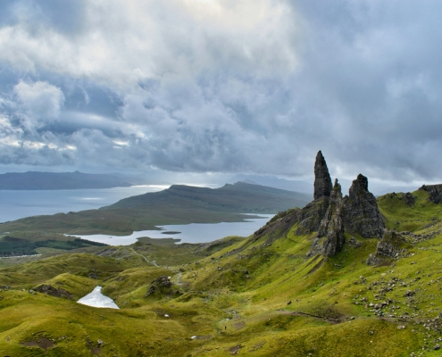 斯托爾老人岩 Old Man of Storr，步道上眺望天空島湖泊與海岸