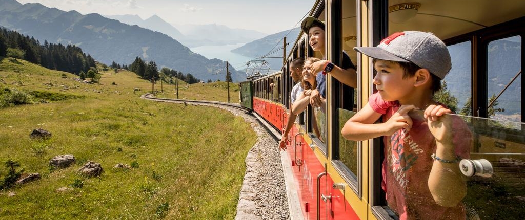 Hiking excursion on the Schynige Platte, Bernese Oberland / Wand